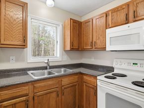 10 Meadowbrook Ct 10, Oxford MA 01540
