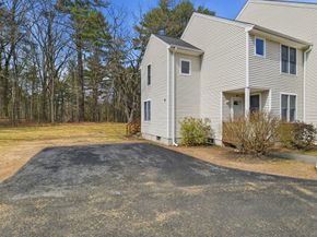 10 Meadowbrook Ct 10, Oxford MA 01540