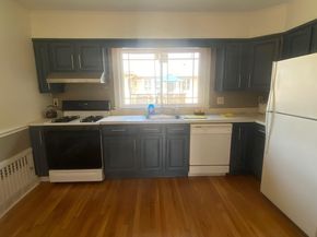 60-62 Cloverdale Rd 62, Newton MA 02461