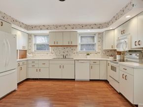 38 Oakland St, Medway MA 02053
