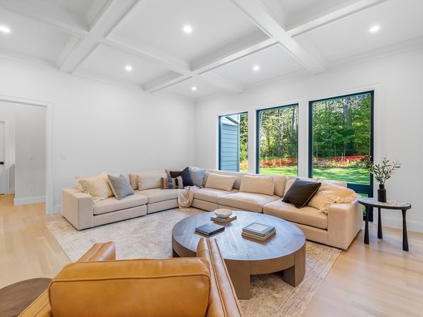 92 Hill St, Lexington MA 02421