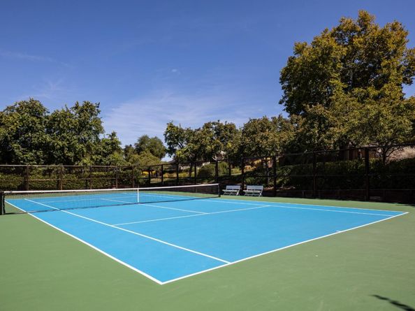 2 Hallmark Circle, Menlo Park CA 94025