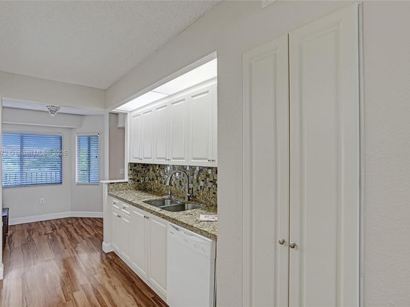 13700 SW 14th St 410D, Pembroke Pines FL 33027