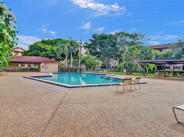 13700 SW 14th St 410D, Pembroke Pines FL 33027