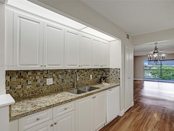 13700 SW 14th St 410D, Pembroke Pines FL 33027