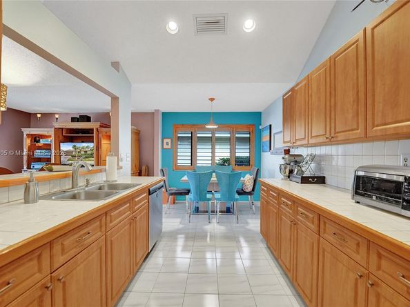 11590 SW 9th Ct, Pembroke Pines FL 33025