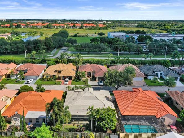 11590 SW 9th Ct, Pembroke Pines FL 33025