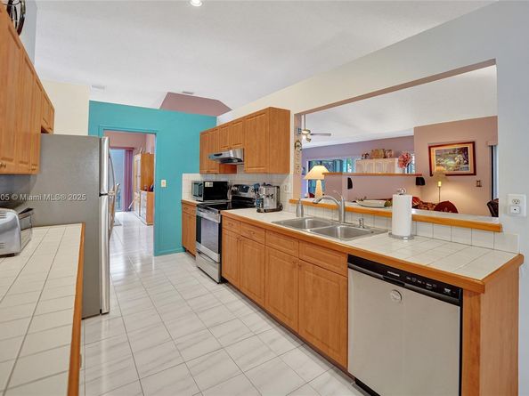 11590 SW 9th Ct, Pembroke Pines FL 33025
