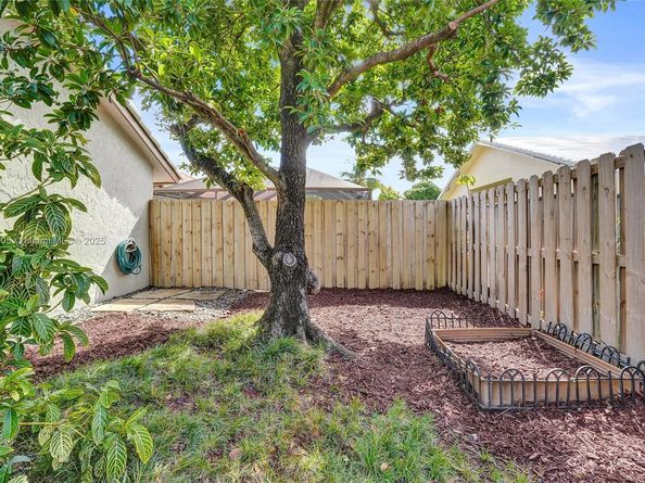 11590 SW 9th Ct, Pembroke Pines FL 33025