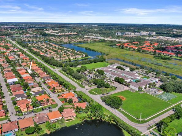 11590 SW 9th Ct, Pembroke Pines FL 33025