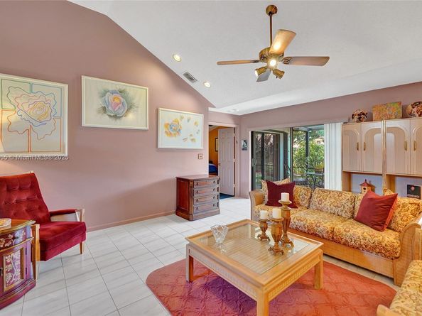 11590 SW 9th Ct, Pembroke Pines FL 33025