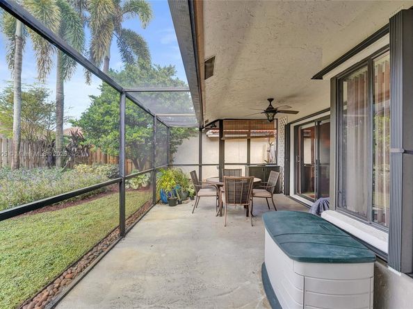 11590 SW 9th Ct, Pembroke Pines FL 33025