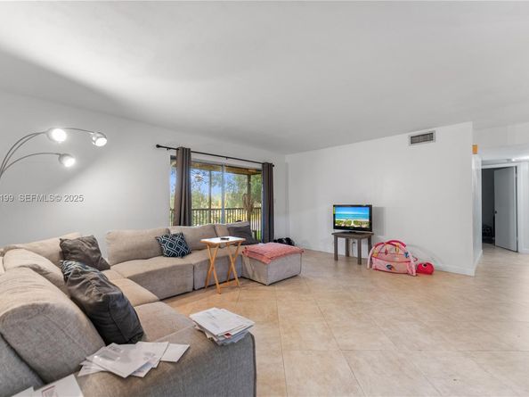 3021 N Oakland Forest Dr 208, Oakland Park FL 33309