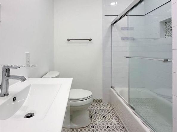 1255 Jackson St, Hollywood FL 33019