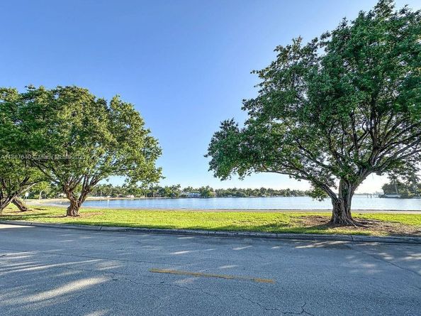 1255 Jackson St, Hollywood FL 33019