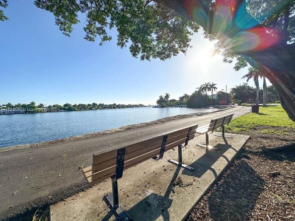 1255 Jackson St, Hollywood FL 33019