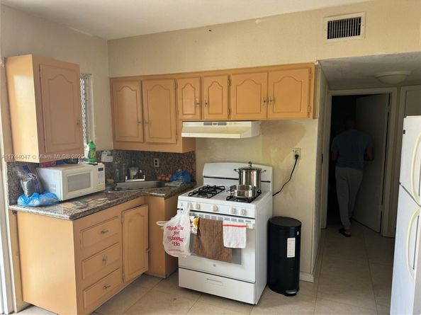 655 NE 135th St, North Miami FL 33161