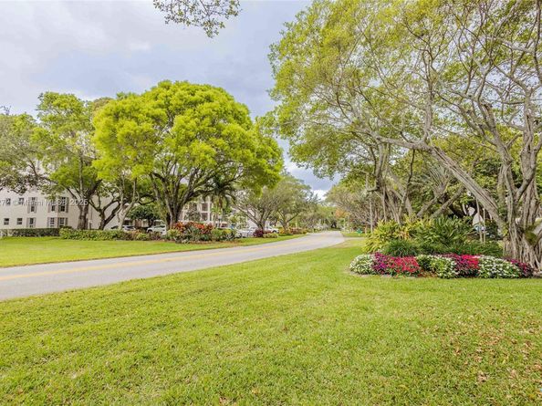 2751 N Palm Aire Dr 310, Pompano Beach FL 33069