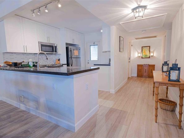 2751 N Palm Aire Dr 310, Pompano Beach FL 33069