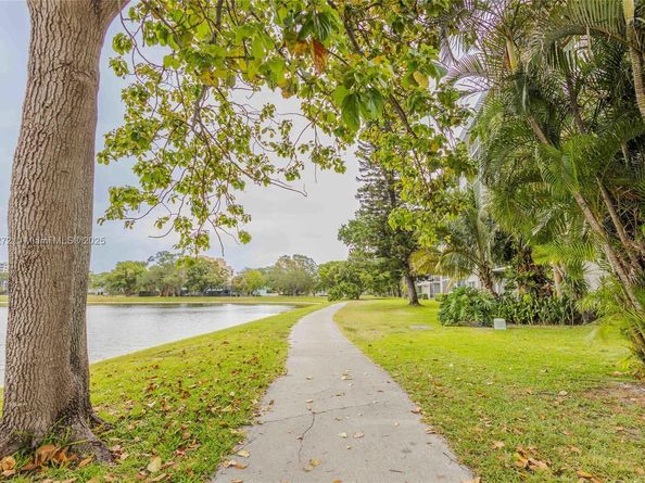 2751 N Palm Aire Dr 310, Pompano Beach FL 33069