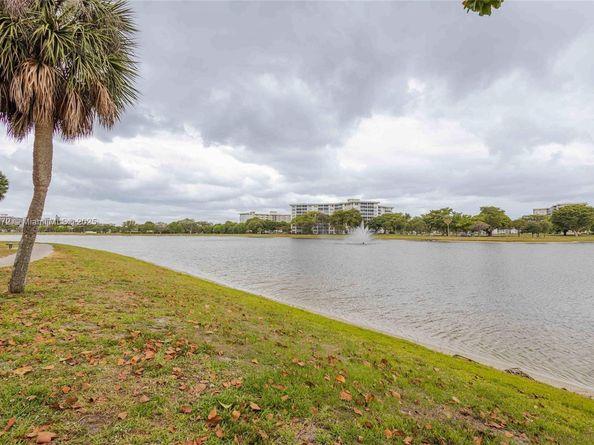 2751 N Palm Aire Dr 310, Pompano Beach FL 33069
