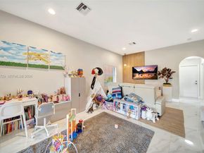 10880 NW 58th Ter, Doral FL 33178