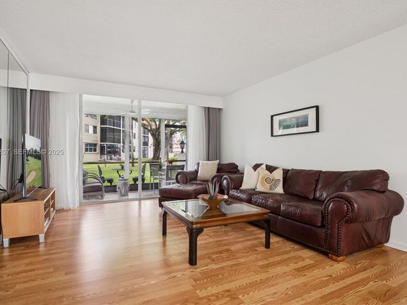 9511 N Hollybrook Lake Dr 108, Pembroke Pines FL 33025