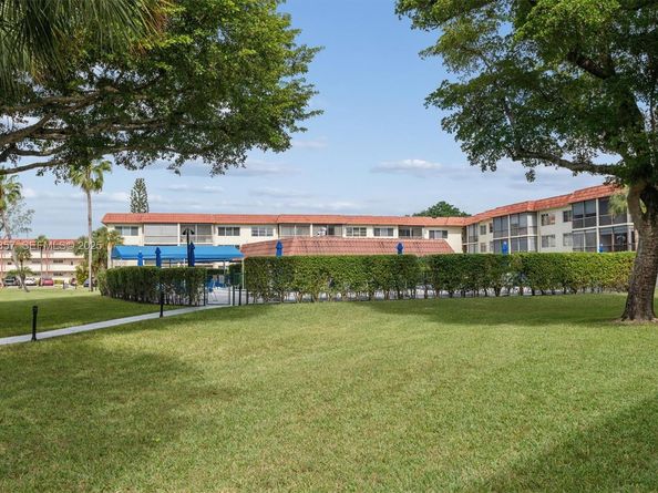 9511 N Hollybrook Lake Dr 108, Pembroke Pines FL 33025