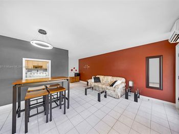 900 SW 10th Ter
