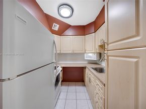 900 SW 10th Ter 16S, Hallandale Beach FL 33009