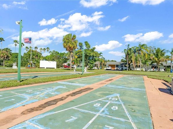 900 SW 10th Ter 16S, Hallandale Beach FL 33009