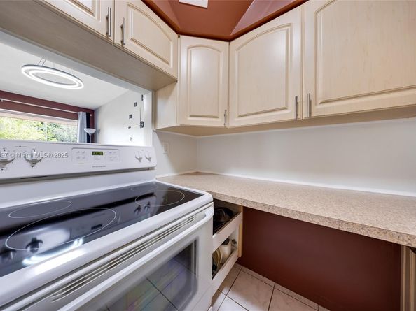 900 SW 10th Ter 16S, Hallandale Beach FL 33009