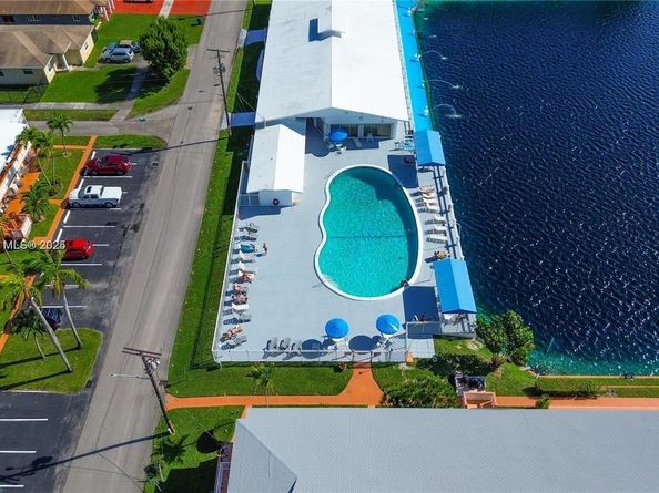 900 SW 10th Ter 16S, Hallandale Beach FL 33009
