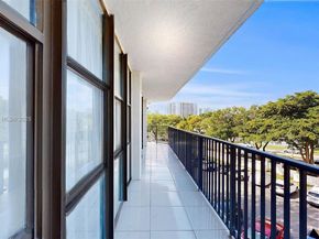 1000 Parkview Dr 431, Hallandale Beach FL 33009