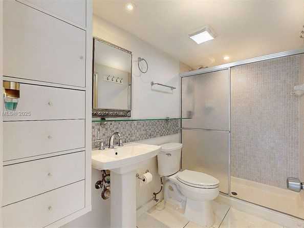 1000 Parkview Dr 431, Hallandale Beach FL 33009