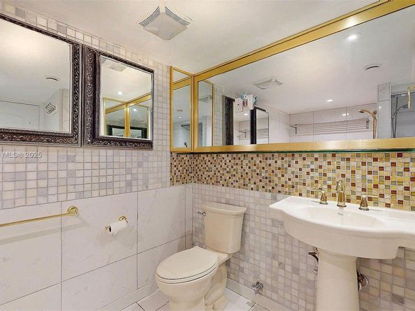 1000 Parkview Dr 431, Hallandale Beach FL 33009