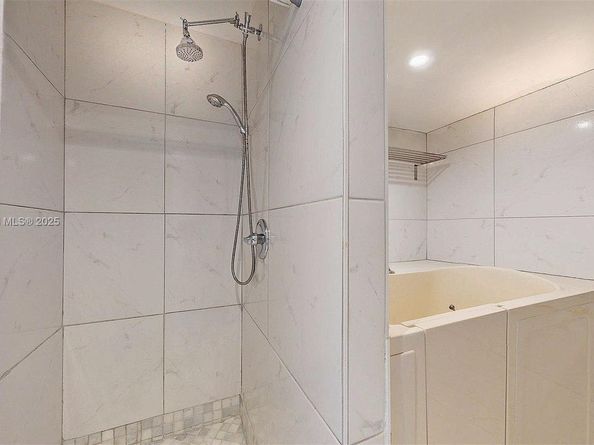 1000 Parkview Dr 431, Hallandale Beach FL 33009