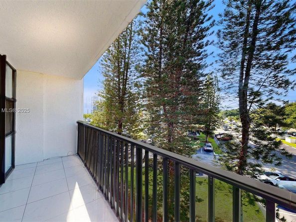 1000 Parkview Dr 431, Hallandale Beach FL 33009