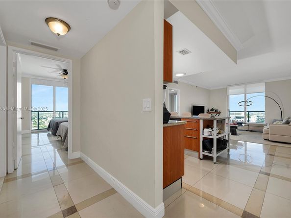 185 SW 7th St 4201, Miami FL 33130