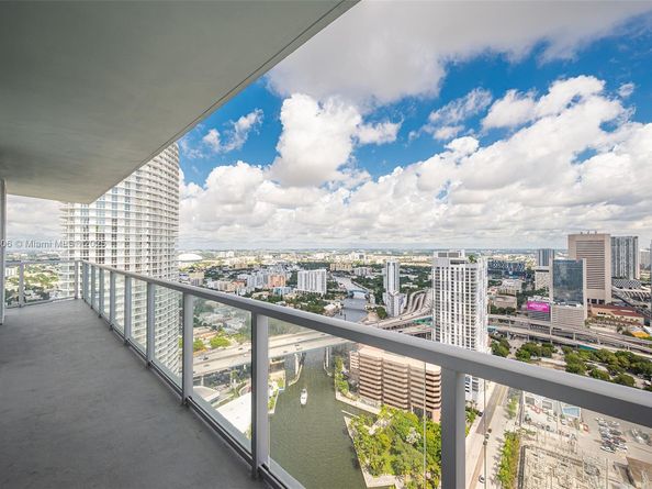 185 SW 7th St 4201, Miami FL 33130