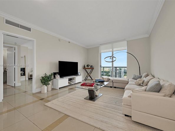 185 SW 7th St 4201, Miami FL 33130