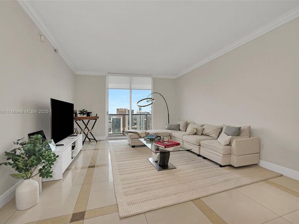 185 SW 7th St 4201, Miami FL 33130