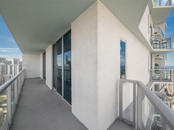 185 SW 7th St 4201, Miami FL 33130