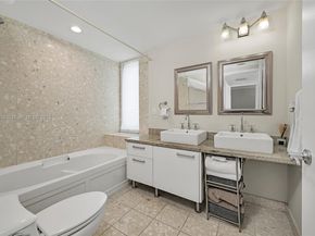 185 SW 7th St 4201, Miami FL 33130