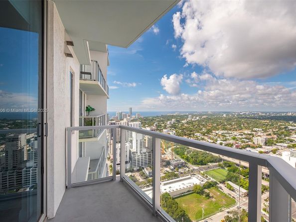 185 SW 7th St 4201, Miami FL 33130