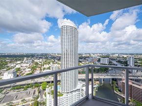 185 SW 7th St 4201, Miami FL 33130