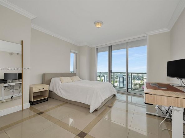 185 SW 7th St 4201, Miami FL 33130