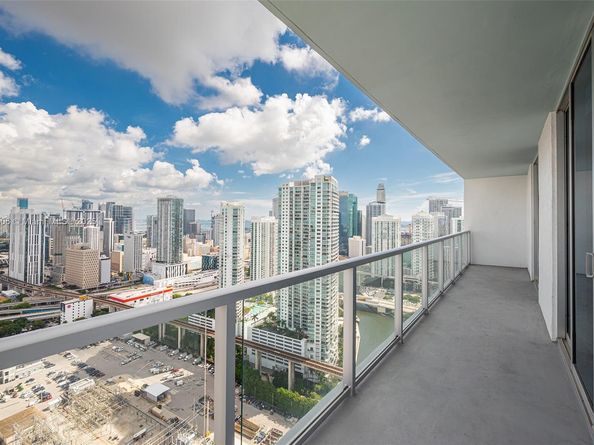 185 SW 7th St 4201, Miami FL 33130