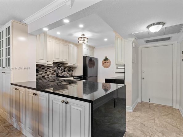 329 SE 3rd St 105T, Hallandale Beach FL 33009