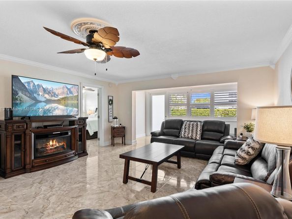 329 SE 3rd St 105T, Hallandale Beach FL 33009
